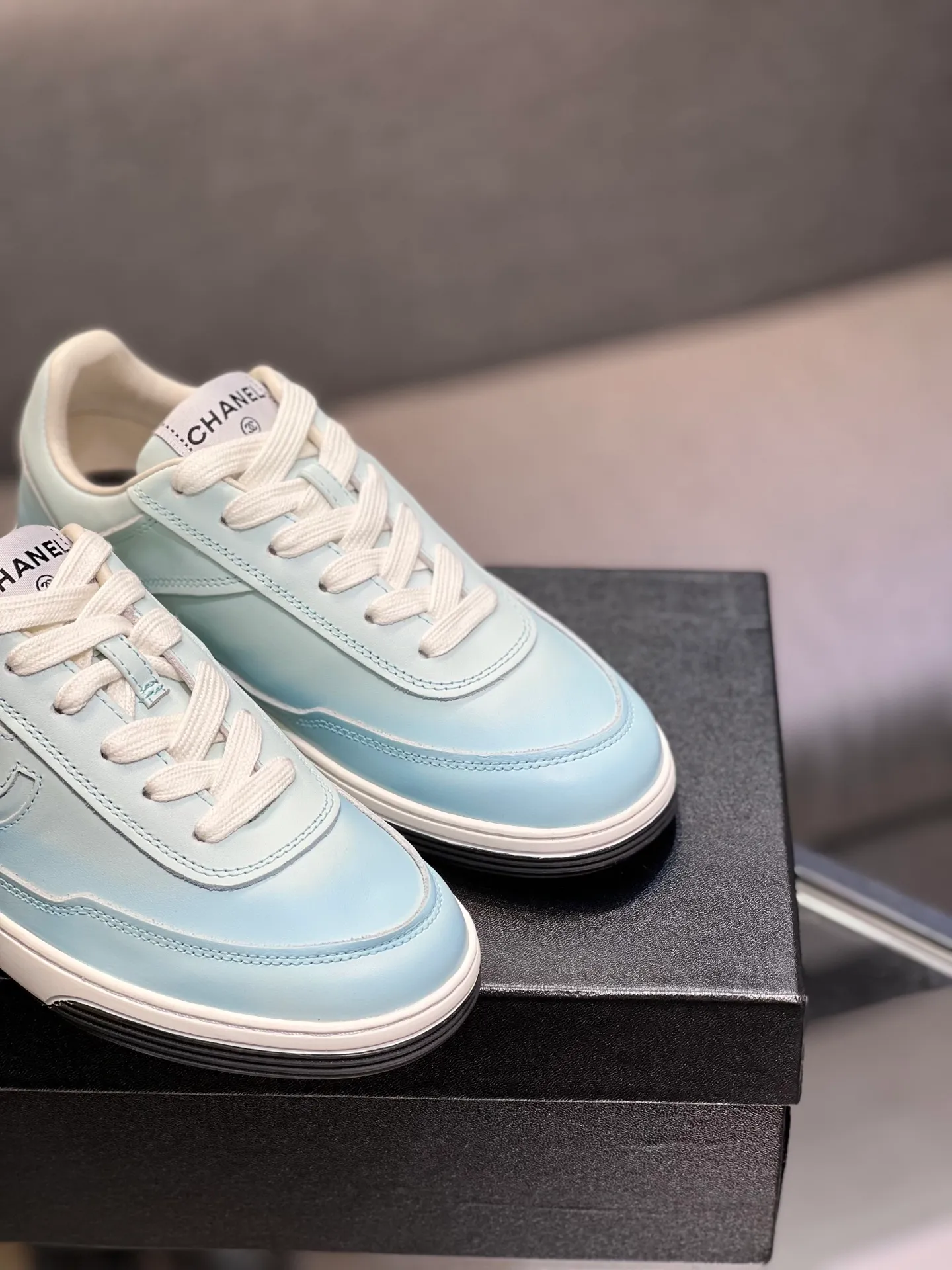 Men's men's shoes 💰660 Exclusive real shot (top version) CHANEL Chanel 2025ss color matching thick-soled casual sports shoes and sneakers. The counter is synchronized. The counter is very popular. A shoe that is very difficult to buy. The most popular thick-soled panda shoes on the Internet. It can be imagined that Xiaoxiang control can't miss it. It has both good looks and comfort. Simple and versatile white shoes. The thick sole increases the height and is super versatile. Close your eyes and wear it. Whoever wears it will look better. Upper: calfskin Lining: imported sheepskin lining Outsole: TPU original outsole Size: 35-44 (customized for women 41 and 40, and 45 for men)